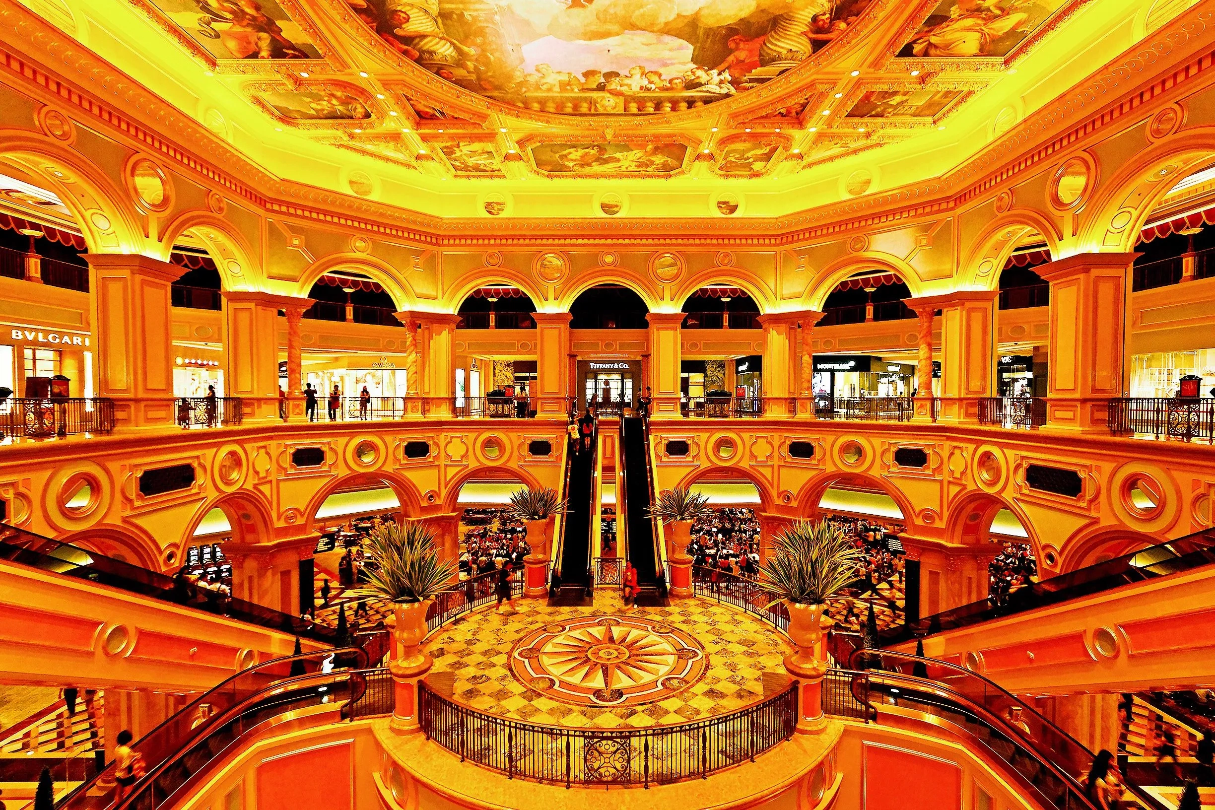 澳门豪华赌场大厅内部实景